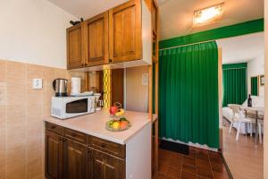 Lauschiges Apartment nur 200 Meter zum Sandstrand mit Meerblick, Grill, Klima