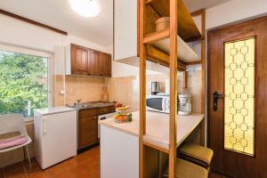 Lauschiges Apartment nur 200 Meter zum Sandstrand mit Meerblick, Grill, Klima