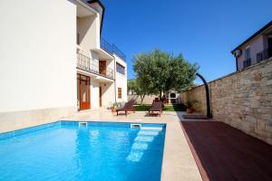 Malerisches Apartment mit Pool, privater Terrasse, Waschmaschine, BBQ, Liegen