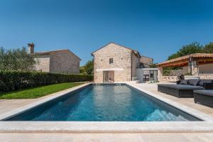 Beeindruckende Steinfinca mit privatem Salzwasserpool, Panoramablick aufs Meer, Grill