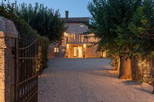 Beeindruckende Steinfinca mit privatem Salzwasserpool, Panoramablick aufs Meer, Grill