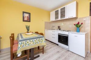 Modernes Apartment nur 10 Gehminuten zum Strand von Rovinj mit Privatparkplatz