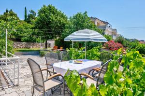 Komfortables Apartment nur 200 Meter zum Sandstrand mit Meerblick, Liegewiese, Grill