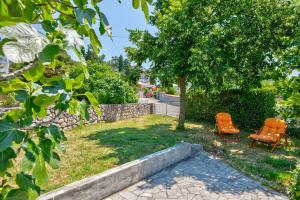 Komfortables Apartment nur 200 Meter zum Sandstrand mit Meerblick, Liegewiese, Grill