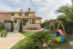 Atemberaubende Villa mit Pool, Jacuzzi, Sauna, Panoramablick, eigener Taverne, Spielplatz, Kamin 