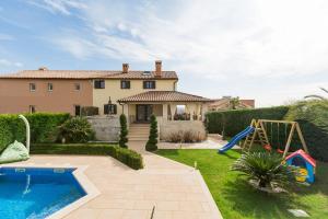 Atemberaubende Villa mit Pool, Jacuzzi, Sauna, Panoramablick, eigener Taverne, Spielplatz, Kamin 