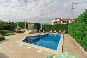 Atemberaubende Villa mit Pool, Jacuzzi, Sauna, Panoramablick, eigener Taverne, Spielplatz, Kamin 