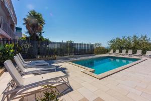 Malerisches Apartment nur 700 Meter zum Sandstrand mit herrlichem Meerblick, Pool, Grill