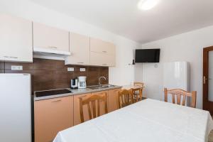 Malerisches Apartment nur 700 Meter zum Sandstrand mit herrlichem Meerblick, Pool, Grill 