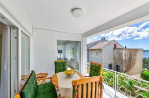 Renoviertes, modernes Apartment nur 200 Meter zum Strand mit Meerblick, Waschmaschine, Grill