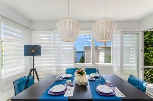 Renoviertes, modernes Apartment nur 200 Meter zum Strand mit Meerblick, Waschmaschine, Grill