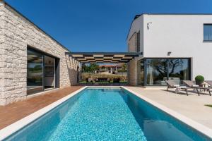 Absolute Traumvilla mit Pool, Sauna, Whirlpool, 6 Bikes, Tischtennis, Outdoor-Kueche, Grillkamin 