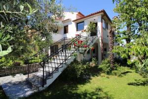 Charmantes Apartment mit privatem Balkon, Privatparkplatz, WiFi und nur 700 Meter zum Strand