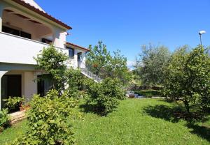 Charmantes Apartment mit privatem Balkon, Privatparkplatz, WiFi und nur 700 Meter zum Strand