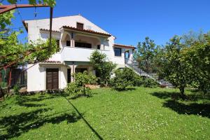 Charmantes Apartment mit privatem Balkon, Privatparkplatz, WiFi und nur 700 Meter zum Strand