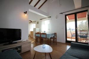 Charmantes Apartment mit privatem Balkon, Privatparkplatz, WiFi und nur 700 Meter zum Strand