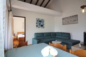 Charmantes Apartment mit privatem Balkon, Privatparkplatz, WiFi und nur 700 Meter zum Strand