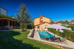 Faszinierendes Ferienhaus mit Privatpool, Volleyballfeld, Fussballplatz, Trampolin beim bekannten Radweg Parenzana