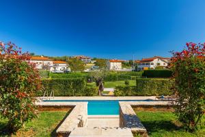 Faszinierendes Ferienhaus mit Privatpool, Volleyballfeld, Fussballplatz, Trampolin beim bekannten Radweg Parenzana