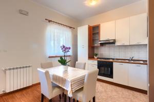 Faszinierendes Ferienhaus mit Privatpool, Volleyballfeld, Fussballplatz, Trampolin beim bekannten Radweg Parenzana