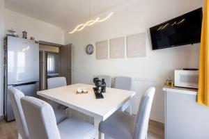 Charmantes Apartment nur 650 Meter zum Sandstrand mit zwei privaten Balkonen und Meerblick