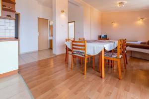 Helles Apartment nur 650 Meter zum Strand mit herrlichem Meerblick, privatem Balkon, Waschmaschine
