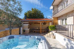 Faszinierendes Ferienhaus nur 500 Meter zum Strand mit Meerblick, Whirlpool, Grill 