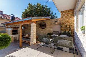 Faszinierendes Ferienhaus nur 500 Meter zum Strand mit Meerblick, Whirlpool, Grill 