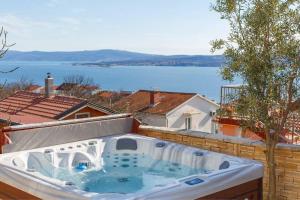 Faszinierendes Ferienhaus nur 500 Meter zum Strand mit Meerblick, Whirlpool, Grill