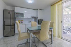 Komfortables Apartment nur 200 Meter zum Strand mit Meerblick, privatem Balkon mit Liegen