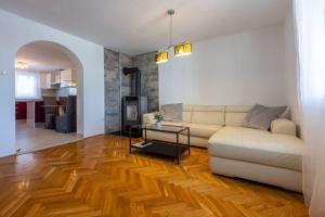 Herrliches Apartment nur 600 Meter zum Strand mit Meerblick, Pool, Grill, Waschmaschine