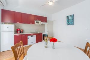 Helles Apartment nur 250 Meter zum Strand mit Meerblick, Pool, Grill, Waschmaschine