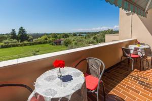 Helles Apartment nur 250 Meter zum Strand mit Meerblick, Pool, Grill, Waschmaschine