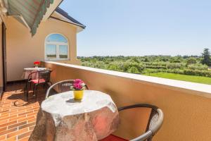 Helles Apartment nur 250 Meter zum Strand mit Meerblick, Pool, Grill, Waschmaschine