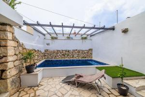 Malerisches Steinhaus mit Privatpool, BBQ, Waschmaschine, Liegen, klimatisierte Schlafzimmer