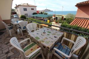 Charmantes Apartment nur 400 Meter zum Strand mit Meerblick, Grillbereich, Klima, WiFi 