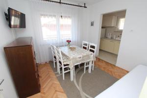 Charmantes Apartment nur 400 Meter zum Strand mit Meerblick, Grillbereich, Klima, WiFi 