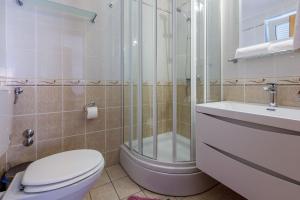 Bezauberndes Studio nur 100 Meter zum Strand mit Sauna, Whirlpool, Meerblick, WiFi