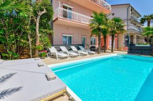 Traumhaftes Penthouse nur 400 Meter zum Strand mit beheizbarem Pool, Meerblick, Babybett, Grill