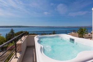 Faszienierendes Apartment nur 100 Meter zum Strand mit Jacuzzi, Sauna, Meerblick