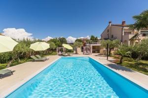 Idyllisches Apartment nur 250 Meter zum Strand mit Pool, Meerblick, Grillbereich, Liegen