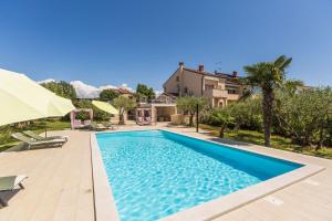 Idyllisches Apartment nur 250 Meter zum Strand mit Pool, Meerblick, Grillbereich, Liegen