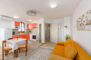 Idyllisches Apartment nur 250 Meter zum Strand mit Pool, Meerblick, Grillbereich, Liegen