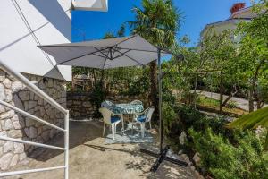 Helles Apartment nur 190 Meter zum Strand mit Meerblick, privater Terrasse, WiFi 