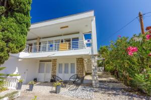 Helles Apartment nur 190 Meter zum Strand mit Meerblick, privater Terrasse, WiFi 