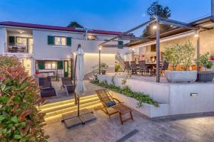 Beeindruckende 5-Sterne-Villa mit Meerblick, Sauna, Gym, beheizten Privatpool, Spielplatz, BBQ 