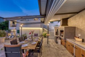 Beeindruckende 5-Sterne-Villa mit Meerblick, Sauna, Gym, beheizten Privatpool, Spielplatz, BBQ