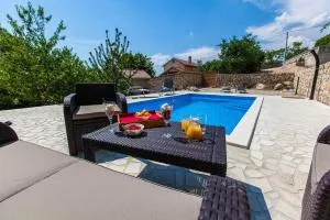 Rustikales Steinhaus mit Privatpool, Grill, Terrasse, Liegen, Aussendusche - Grižane