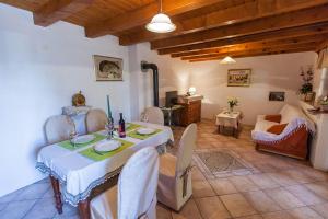 Rustikales Steinhaus mit Privatpool, Grill, Terrasse, Liegen, Aussendusche