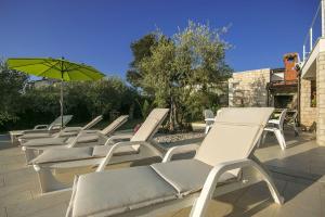 Charmantes Apartment nur 400 Meter zum Strand mit grossem Pool, privater Terrasse, Grill, Liegen